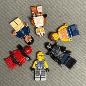 Budle of Lego of 6 Minifigurines and Accesories